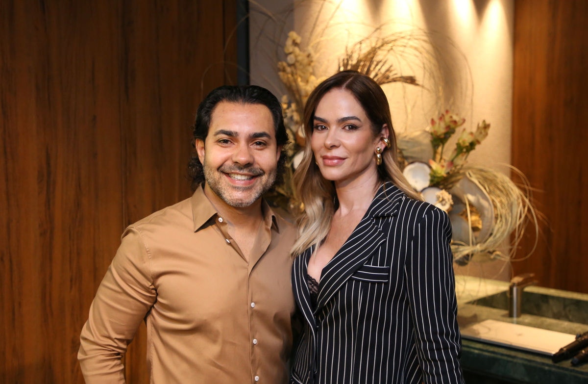 Em evento dourado, no Belvedere, Kadu Siqueira e Anne Fernandes