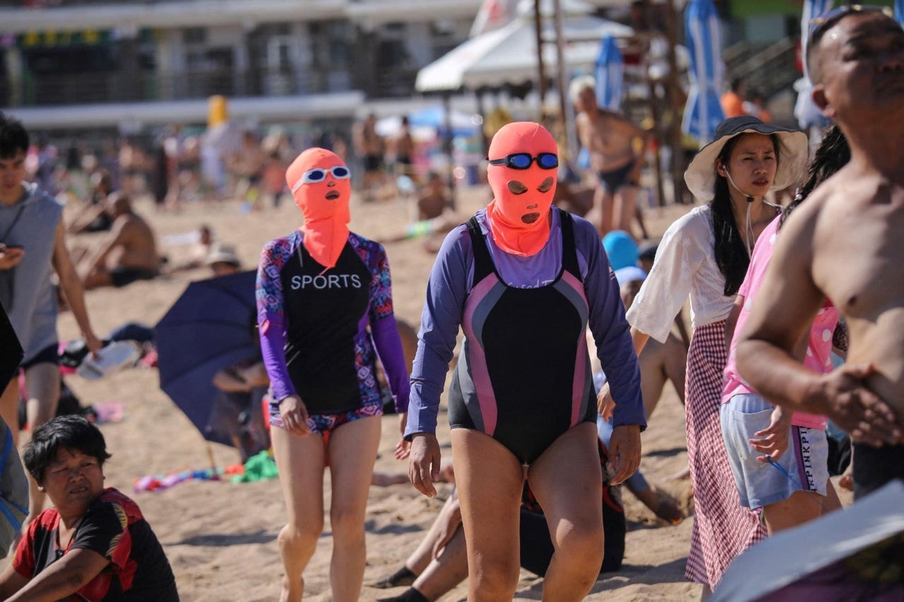 facekinis são usados por chineses para proteger rosto do forte sol