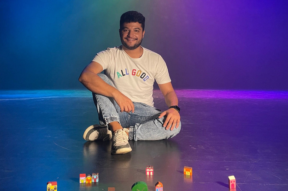 O repórter Carlos Eduardo Alvim é o apresentador do programa