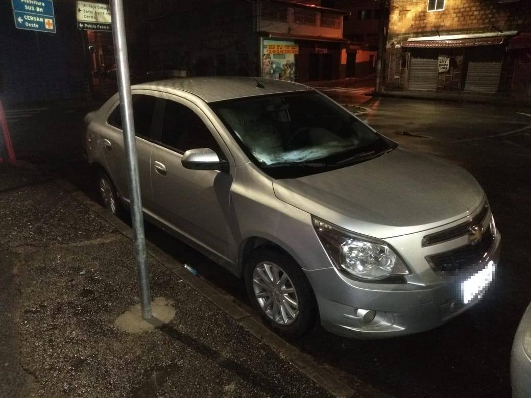 Carro foi roubado quando motorista de aplicativo e passageiro estavam parados discutindo qual seria o melhor trajeto para a viagem