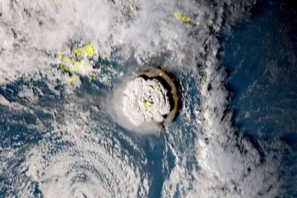 Imagens de satélite mostram vulcão em erupção no oceano