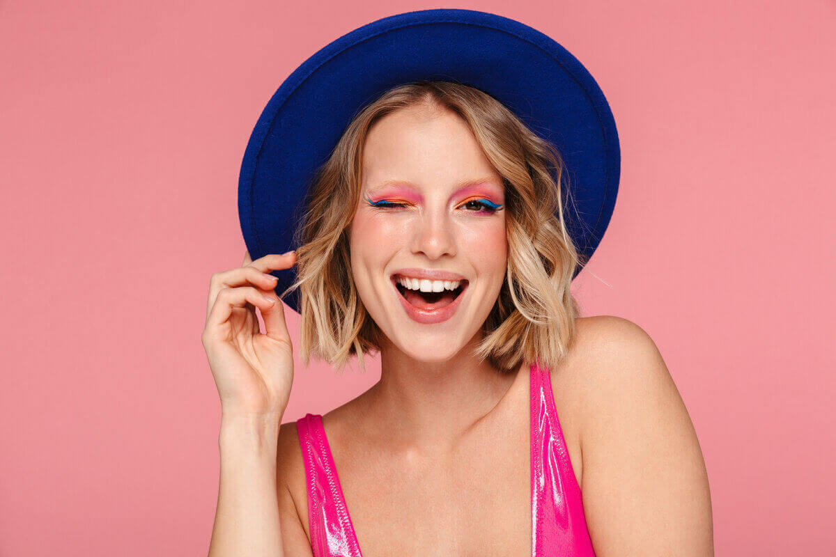 A maquiagem colorida deixa o look mais alegre