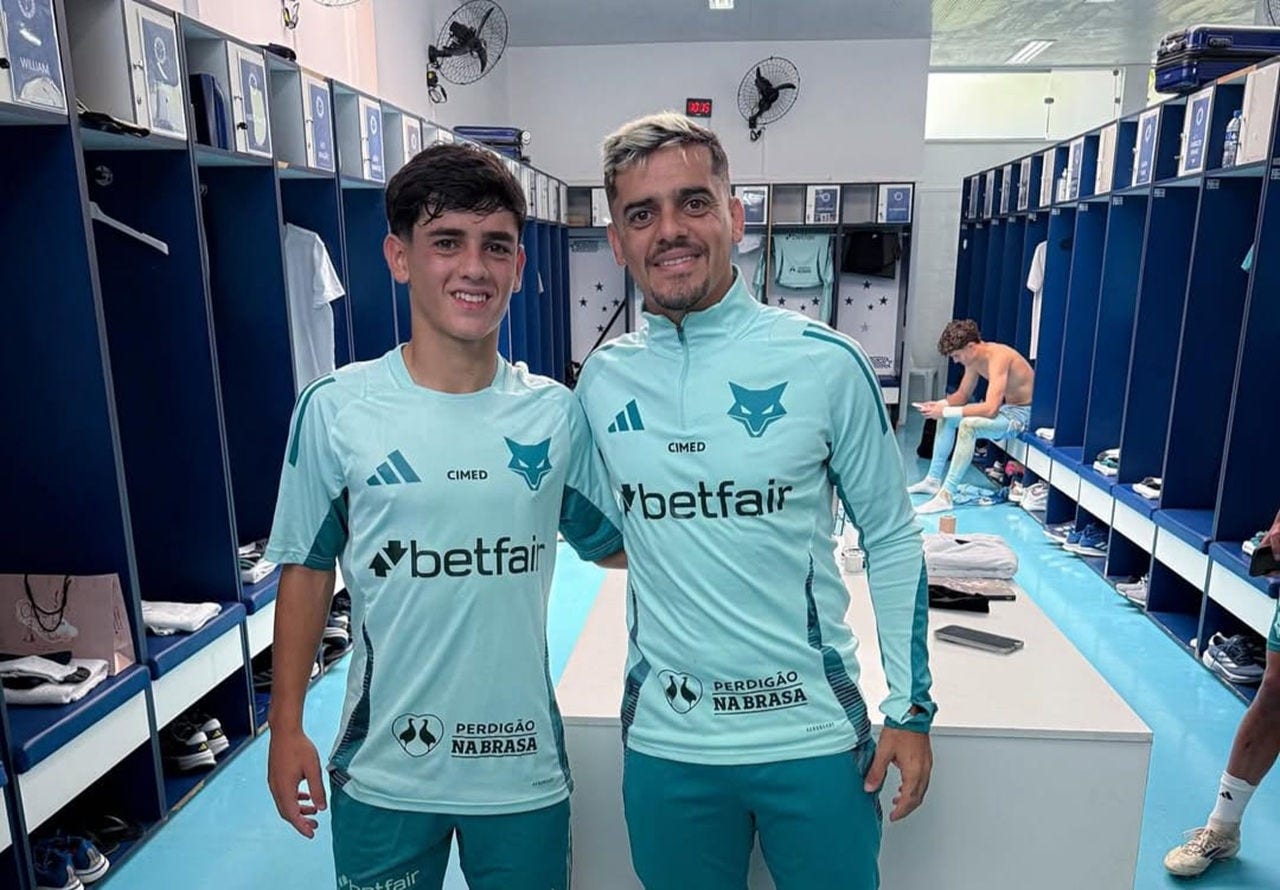 Henrique Lemos posou ao lado de jogadores da equipe profissional do Cruzeiro, entre eles o pai, Fagner