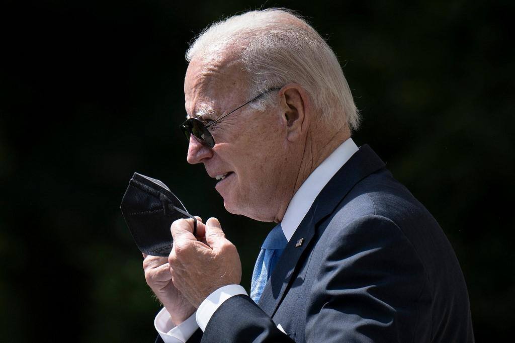 ALT Presidente Joe Biden, dos Estados Unidos, retira máscara de proteção contra Covid antes de fazer declarações à imprensa nos jardins da Casa Branca