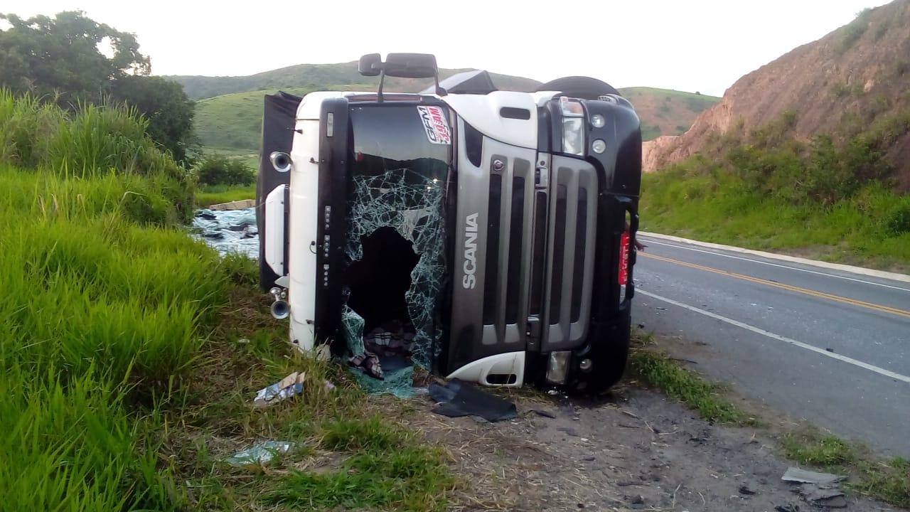 Mulher morre em acidente com carreta na BR-381, no Vale do Aço