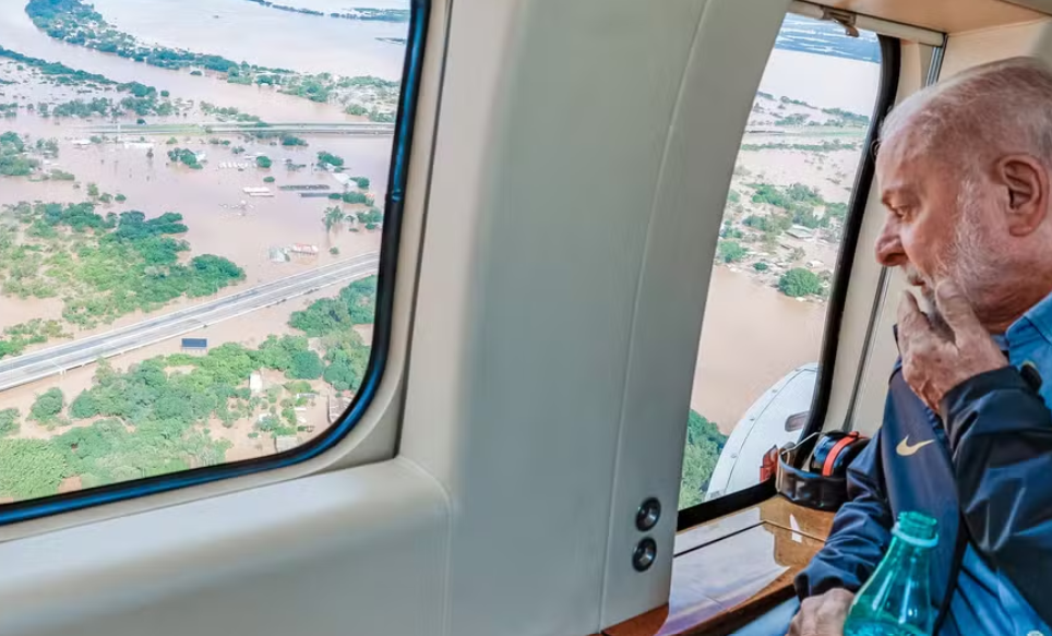 O presidente Lula (PT) sobrevoando o Rio Grande do Sul em decorrência das fortes chuvas