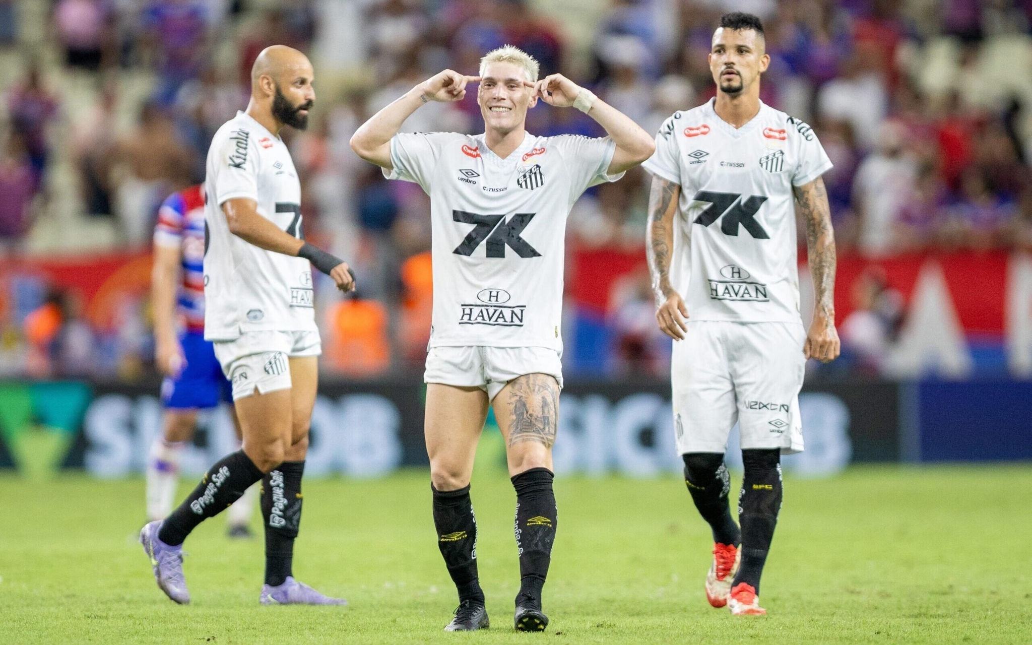 Rollheiser marcou o gol que garantiu a vitória do Santos por 3 a 2 diante do Fortaleza. (Foto: Baggio Rodrigues/AGIF)