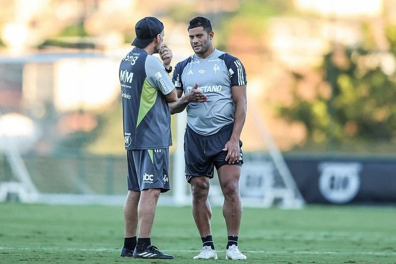 Hulk conversa com o técnico Gabriel Milito; atacante pode voltar à tempo do duelo com o Palmeiras