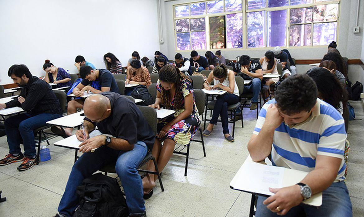 Imagem ilustrativa de adultos participando de uma prova
