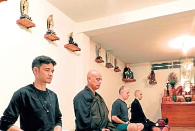 Sentados.Thiago Kamon, o monge Mokugen-san, abade do Templo Zen das Alterosas, Leonardo Meirelles e o noviço Raphael Campos