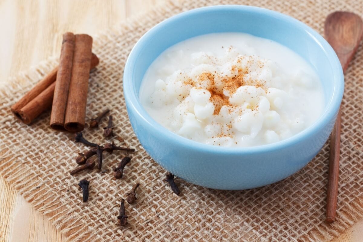 Canjica vegana de coco com especiarias