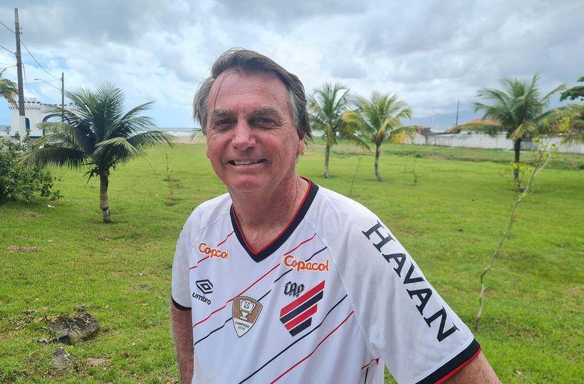 Jair Bolsonaro com camisa do Athletico Paranaensejpg
