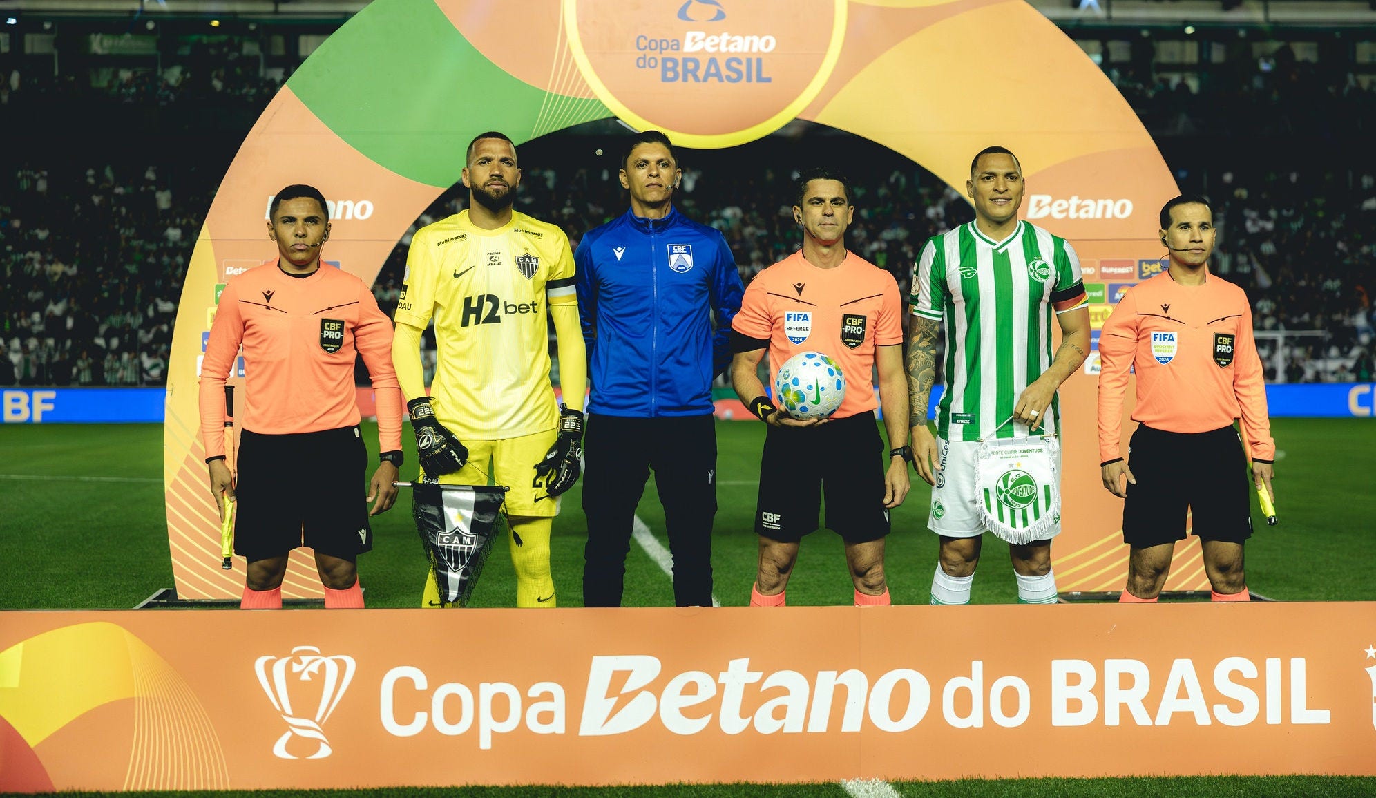 Flávio Rodrigues de Souza e equipe de arbitragem com capitães antes da bola rolar entre Atlético e Juventude