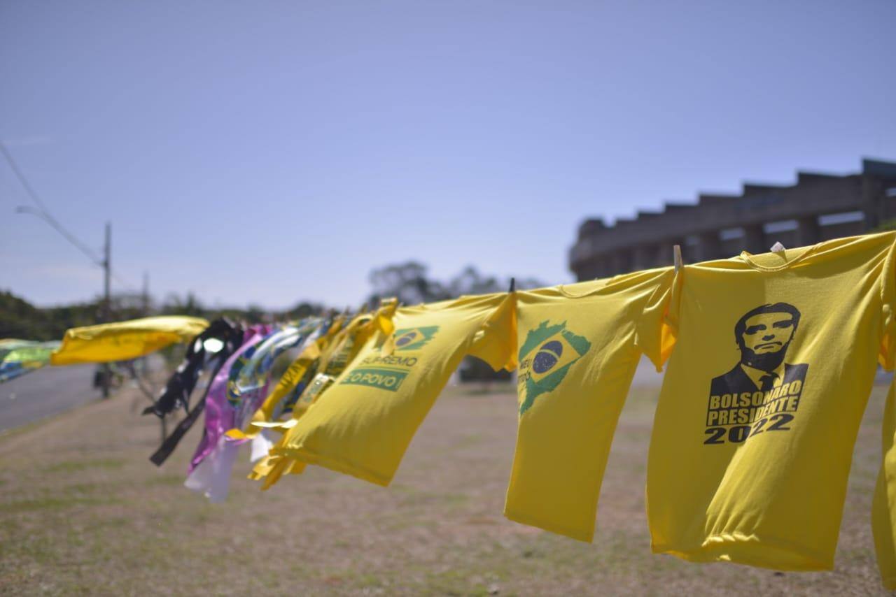 Ambulantes vendem camisas e bandeiras em Uberlândia