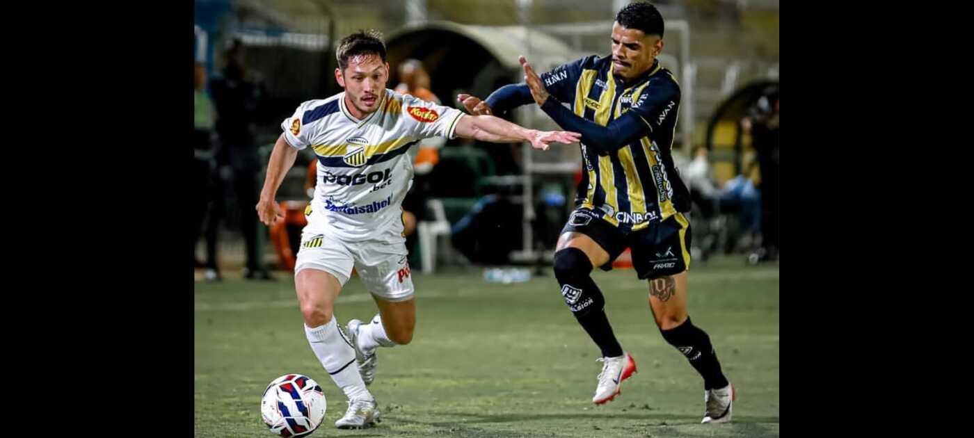 Jogadores de Novorizontino e Volta Redonda disputam a bola no estádio Raulino de Oliveira