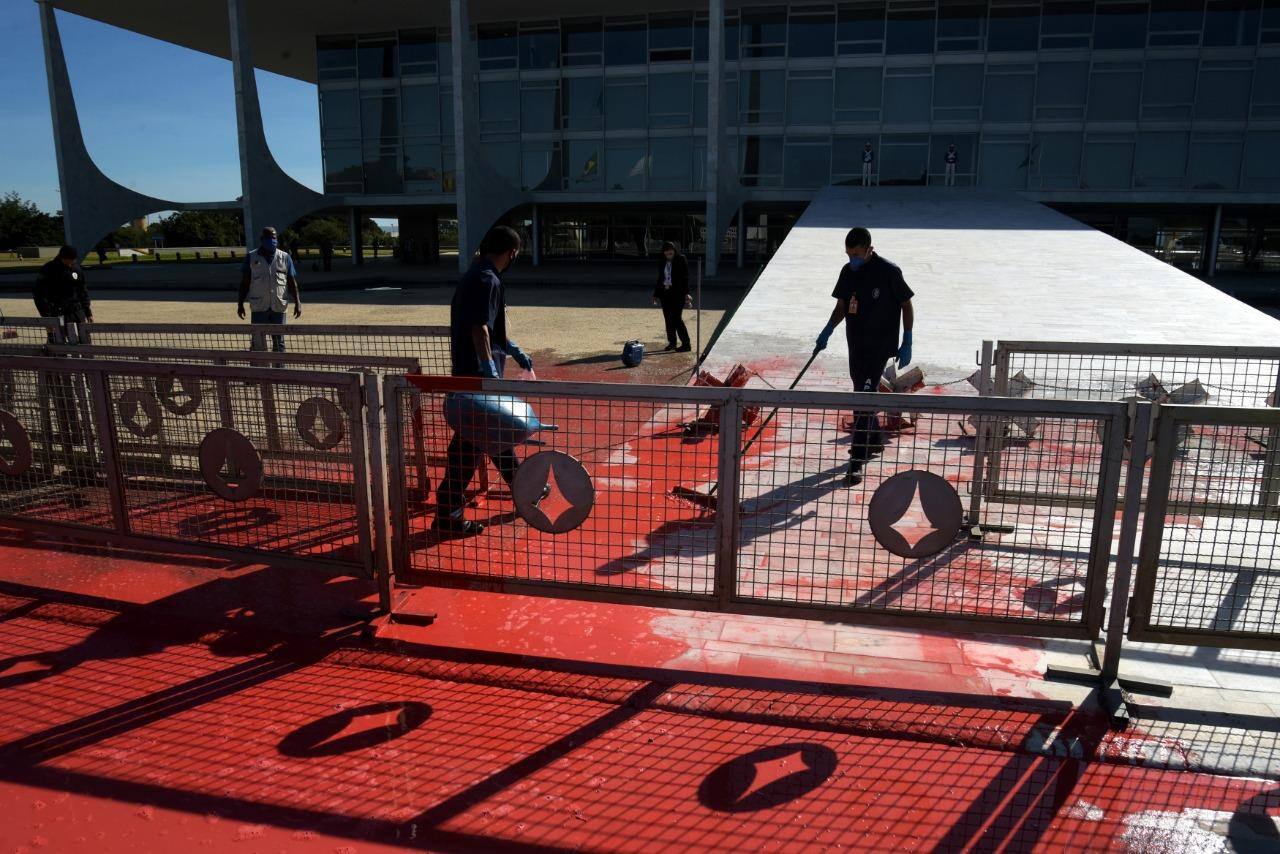 Manifestante joga lata de tinta vermelha na entrada do Palácio do Planalto