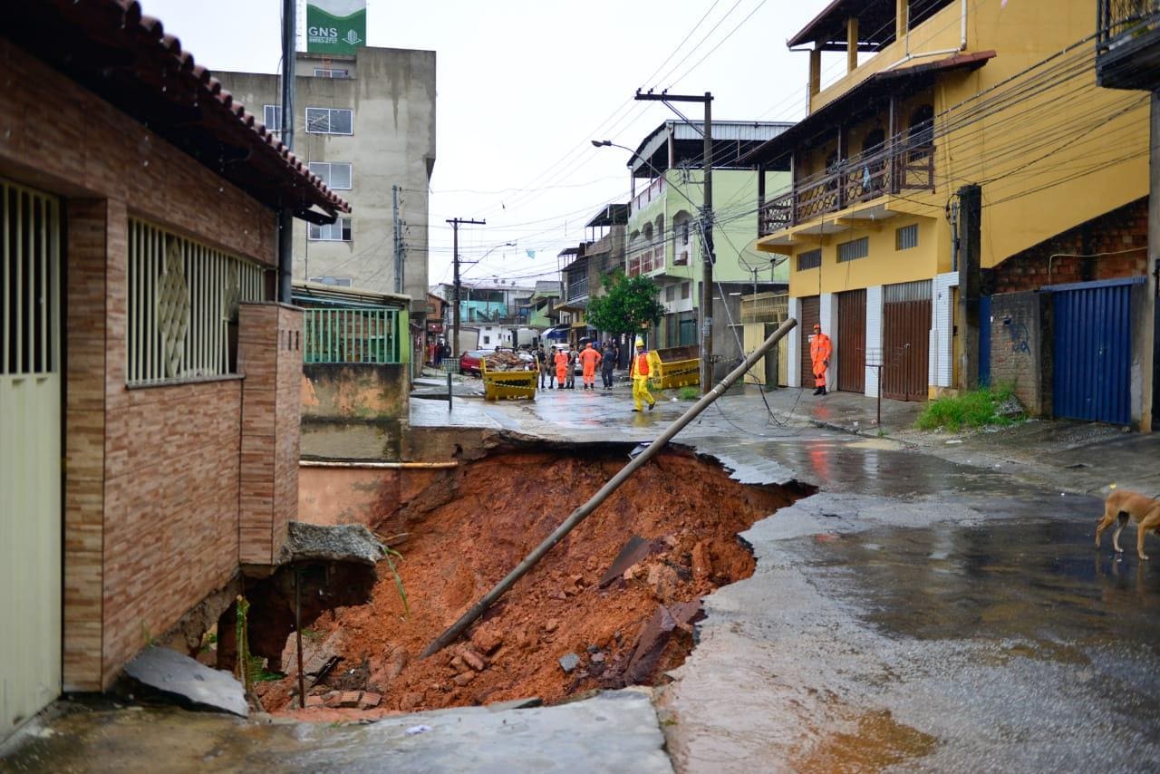 Talude cedeu e deixou feridos