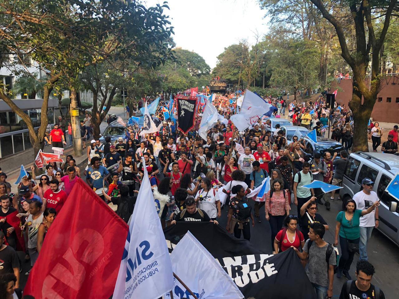 Manifestantes caminham rumo a praça Sete no centro de Belo Horizonte