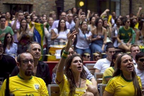 Torcida brasileira acompanha e sofre com a derrotada seleção brasileira no Brasil, em Londres e na África do Sul