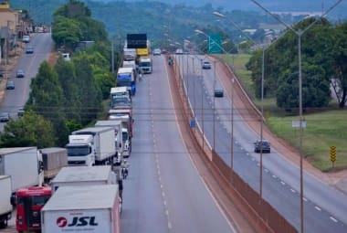 Economia -  Igarape - Minas Gerais
caminhoneiros fazem greve em Igarape - MG na BR 381 no km 513 isencao de impostos no preco do oleo disel e implantacao da tabela minima de frente proposto

Foto: Uarlen Valerio / O Tempo   20151109