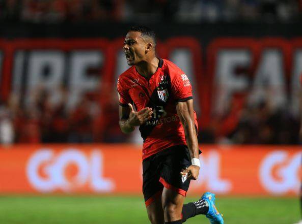 Jogadores do Atlético GO comemoram gol durante partida contra Juventude