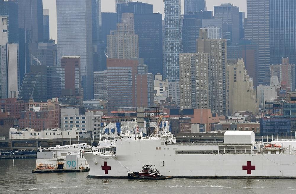 O USNS Comfort da Marinha, em Nova York, tem 1.000 leitos