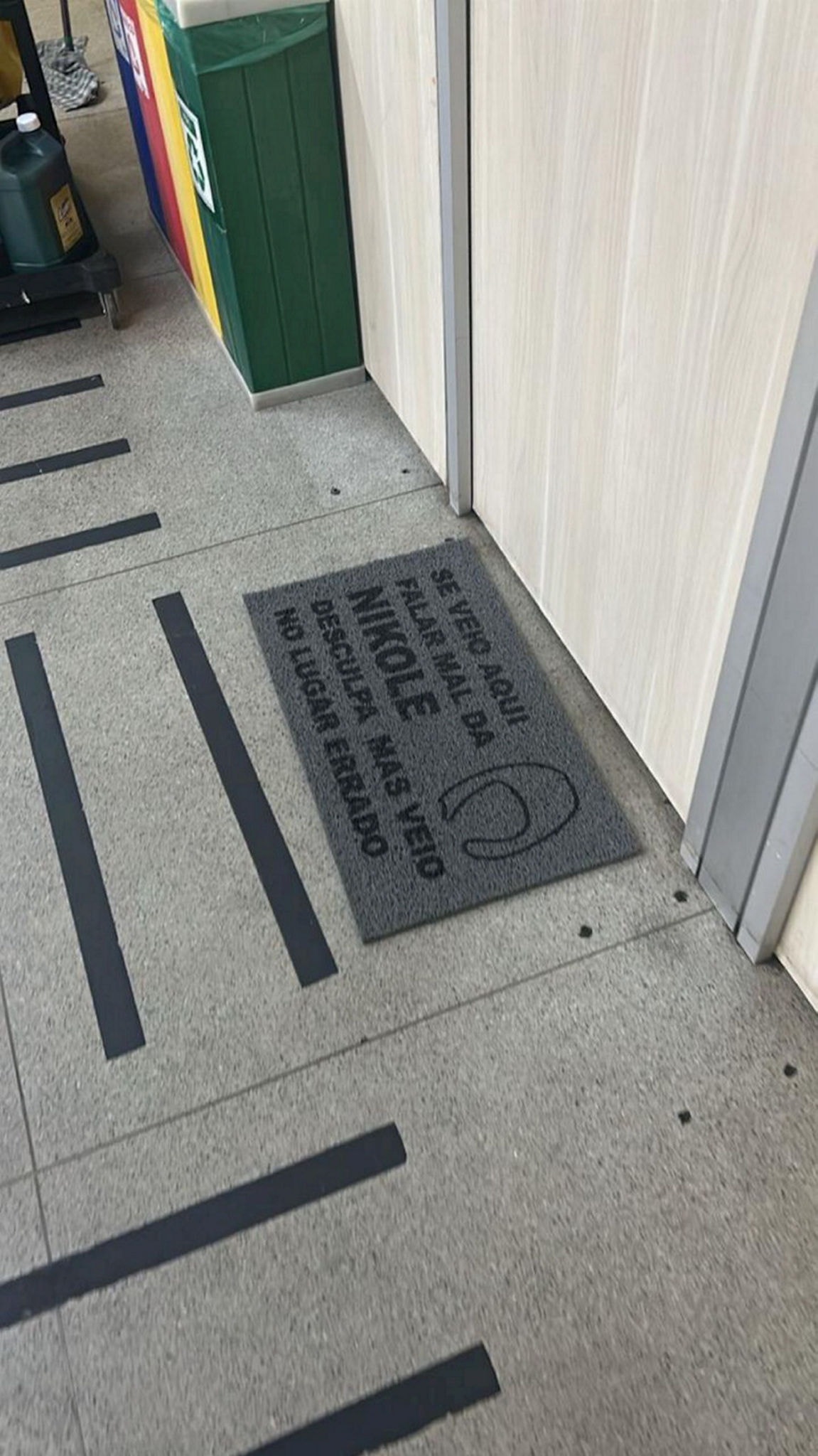 Tapete na entrada do gabinete do vereador Pablo Almeida (PL)
