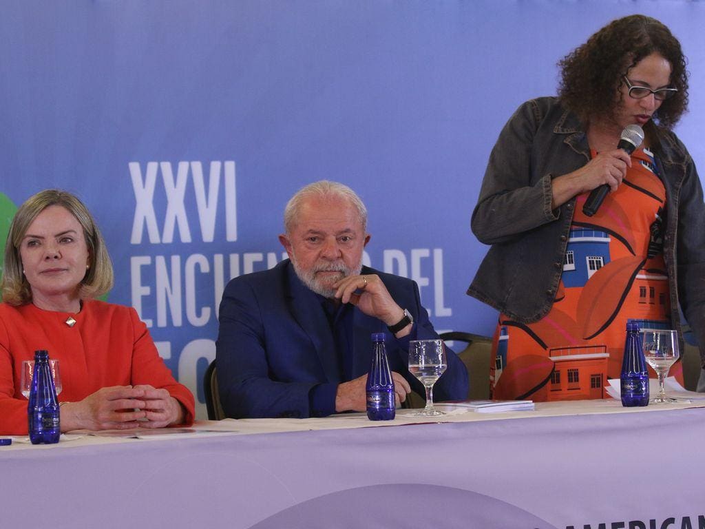 O presidente Luiz Inácio Lula da Silva durante a abertura do XXVI Encontro do Foro de São Paulo, ao lado da presidente do Partido dos Trabalhadores (PT), Gleisi Hoffmann