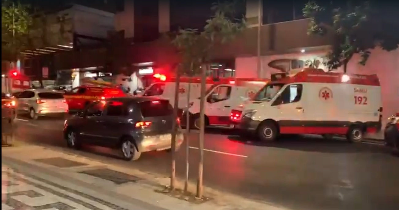 Vídeo que circula nas redes sociais mostra diversas ambulâncias no local