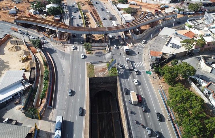 Obras na avenida Waldomiro Lobo, em Belo Horizonte
