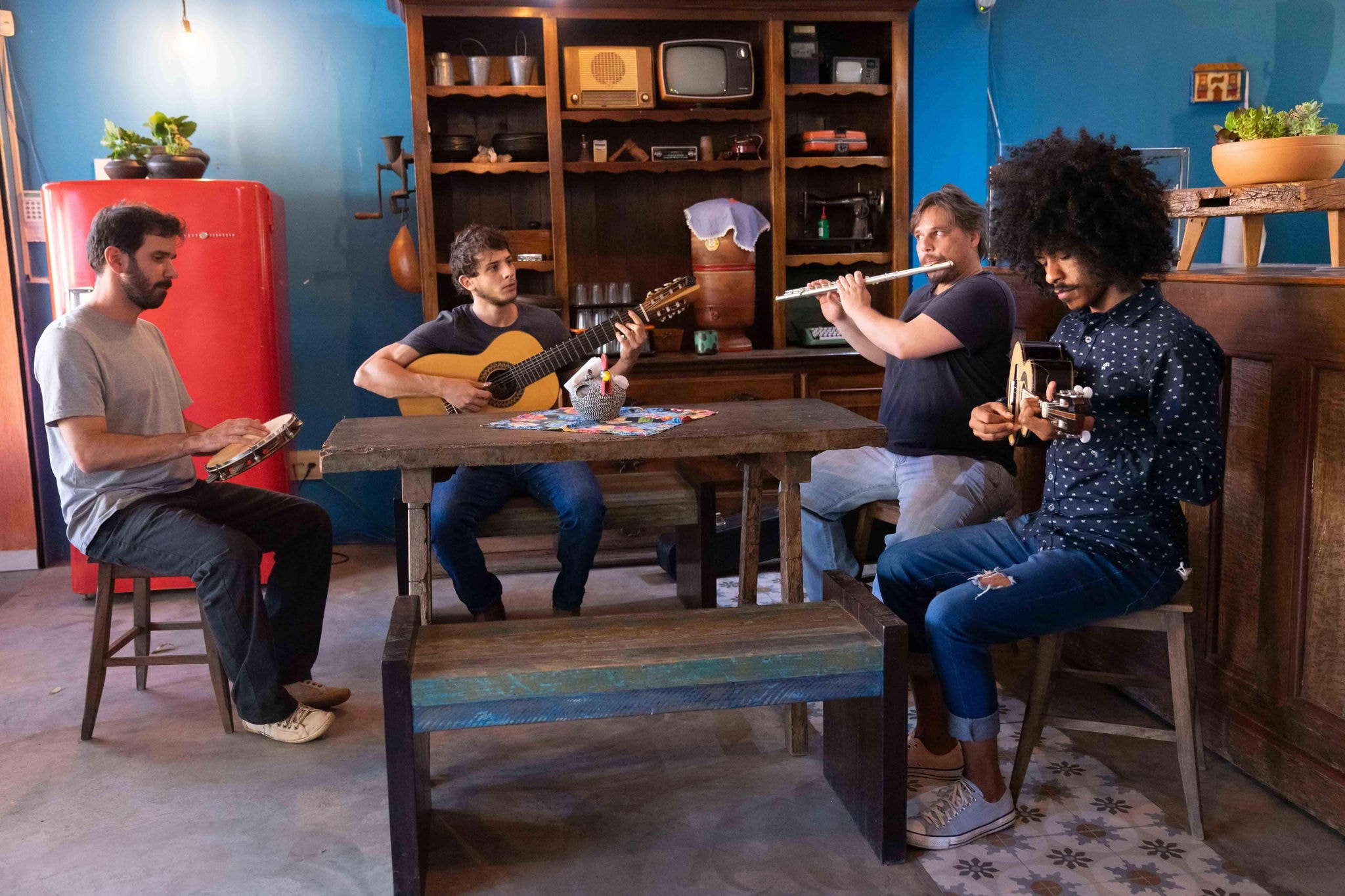 O grupo Regional da Serra, idealizador do 'Encontro com Mestres', é formado por Daniel Nogueira (pandeiro), Daniel Toledo (violão sete cordas), Pablo Dias (cavaco) e Pedro Alvarez (flauta)