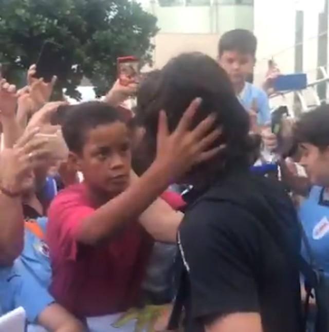 Cavani presenteia garoto com agasalho e gesto comove a internet
