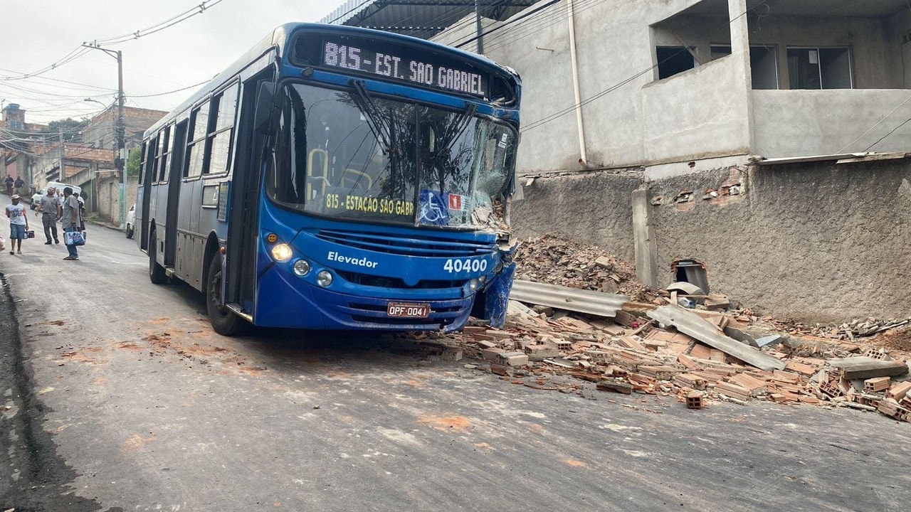 Ônibus destruiu muro de residência na rua das Almas