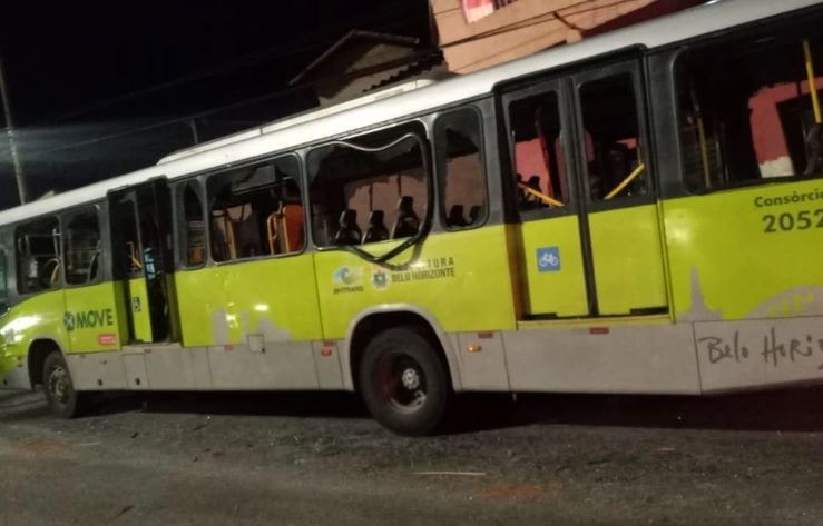 Ônibus alvo de ataques de membros da Máfia Azul no Barreiro, em BH, em 2021