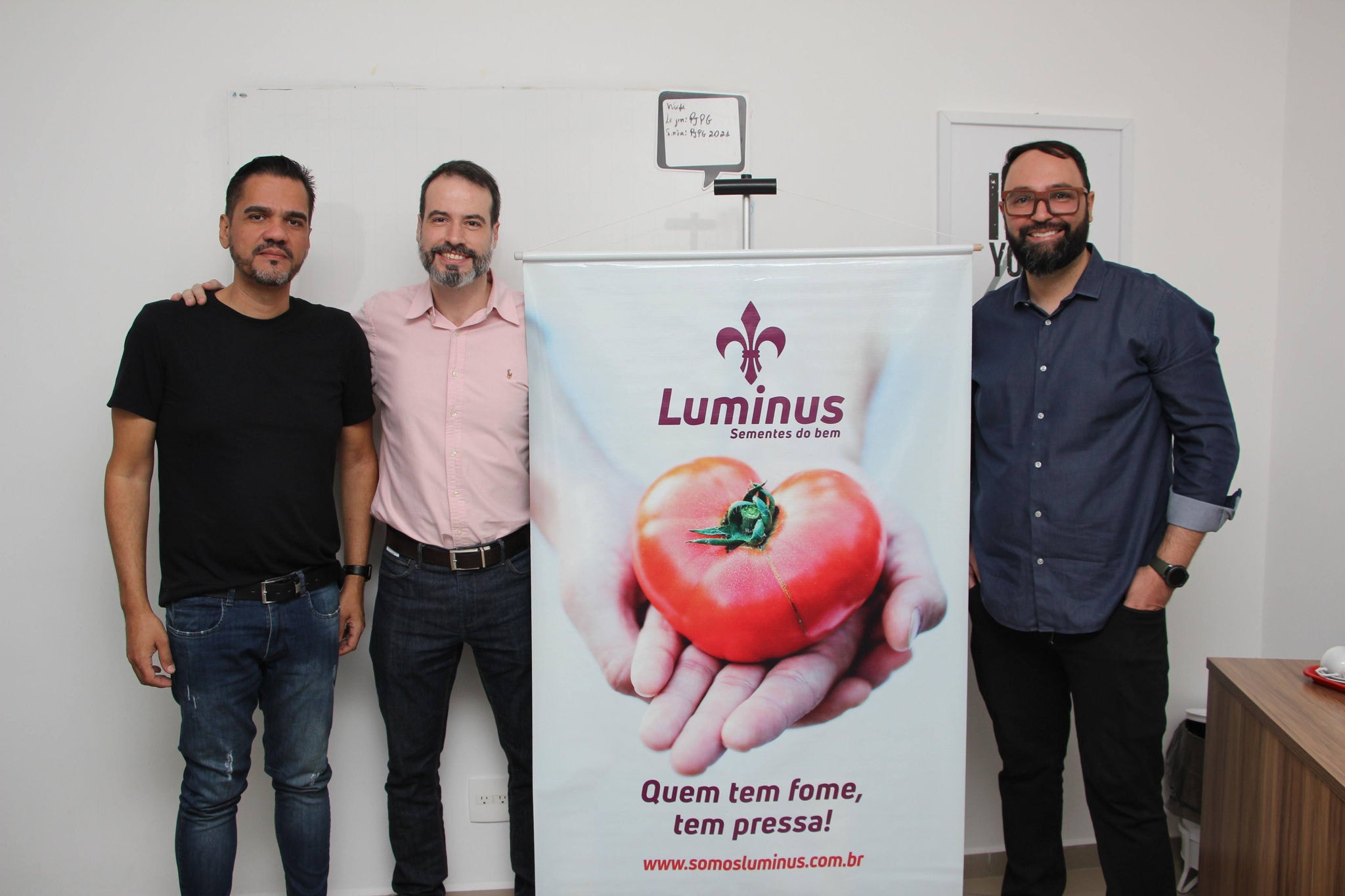 O diretor da ong Luminus, Rodrigo Araújo; o diretor da UseCar, Bruno Linhares e Marco Antônio Ferreira, da Carsharing da UseCar