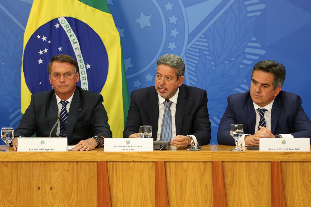 Ex-presidente Jair Bolsonaro, ao lado do ex-presidente da Câmara Arthur Lira (ao centro) e do agora senador Ciro Nogueira