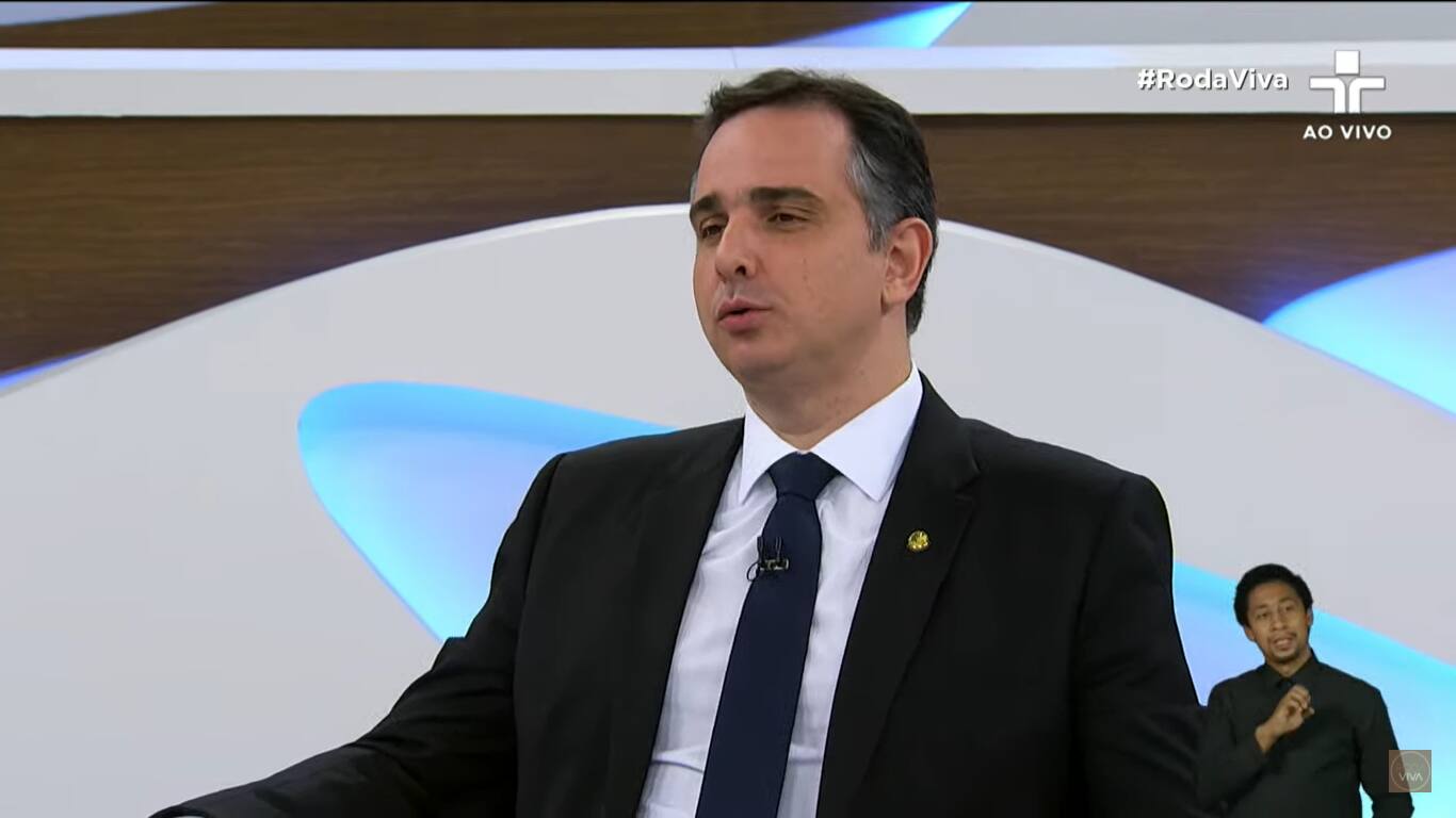 Rodrigo Pacheco deu entrevista nesta segunda-feira (16) ao programa Roda Viva