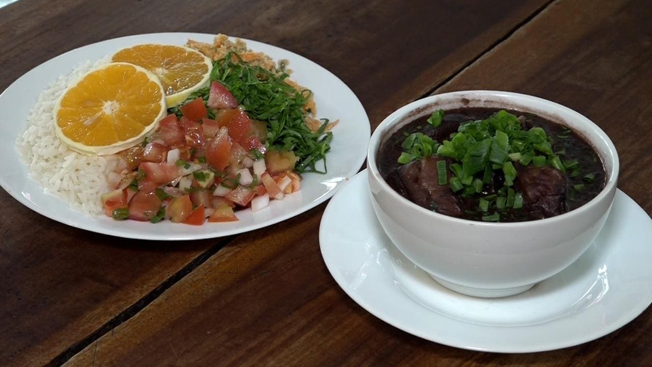 Aprenda como fazer feijoada completa, com pé, linguiça e costelinha