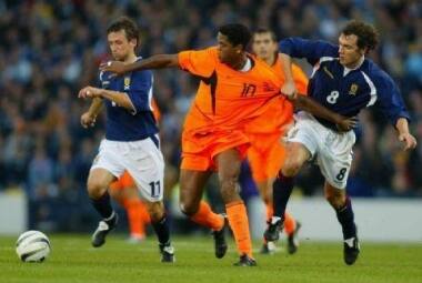 Ex-atacante da Holanda acha que ex-companheiro do Barcelona cairia bem na seleção brasileira