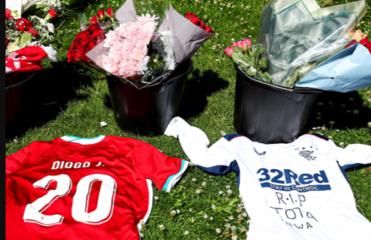 Torcedores do Liverpool levaram flores e também camisas utilizadas pelo português 