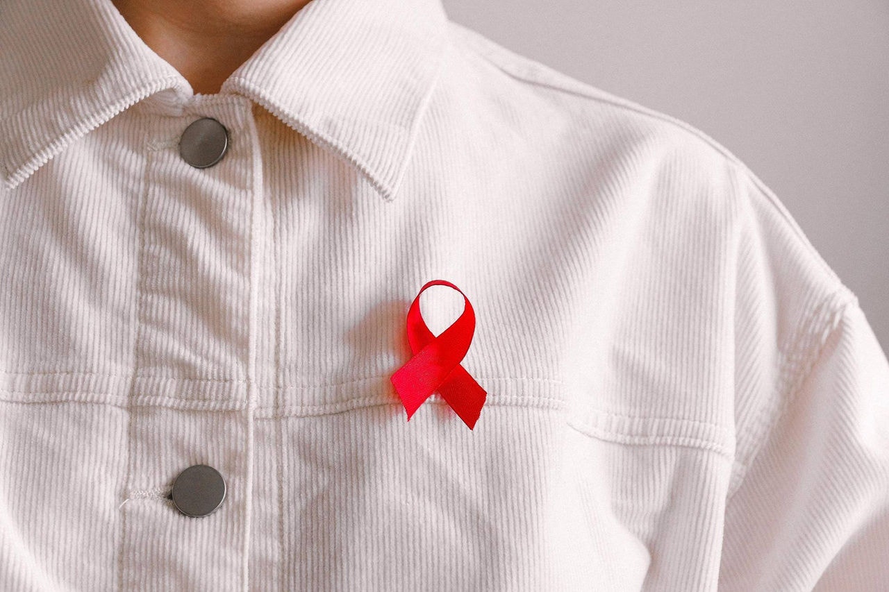 Dezembro Vermelho é mês de conscientização para a importância da prevenção contra o vírus HIV/aids e outras Infecções Sexualmente Transmissíveis (ISTs)