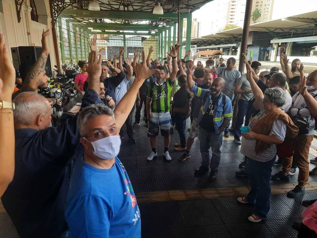 Metroviários optaram pela manutenção da greve nesta sexta
