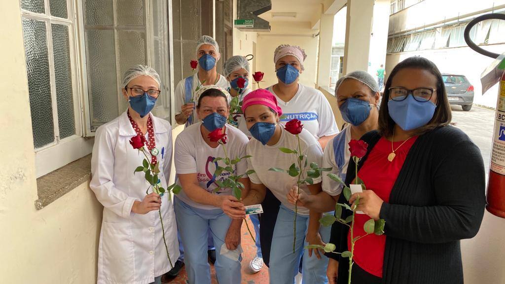 Profissionais do Hospital Ibiapaba vão ganhar rosas durante toda a semana