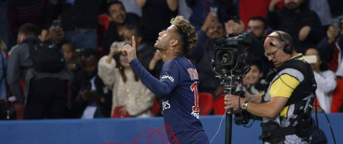 Bruna Marquezine acompanha, em Paris, vitória do PSG com gol de Neymar
