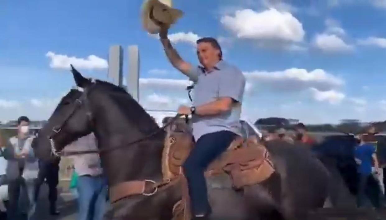Bolsonaro aparece montado a cavalo em ato de apoio em Brasília
