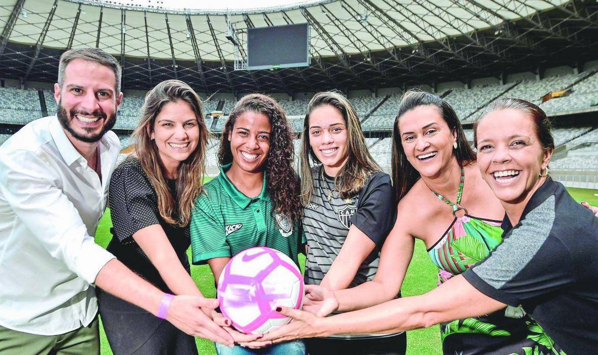 Estreantes. Times de futebol feminino de Atlético e América se enfrentam, pela primeira vez, no Mineirão, conta a idealizadora Ângela Paulo (2ª da direita para esquerda)