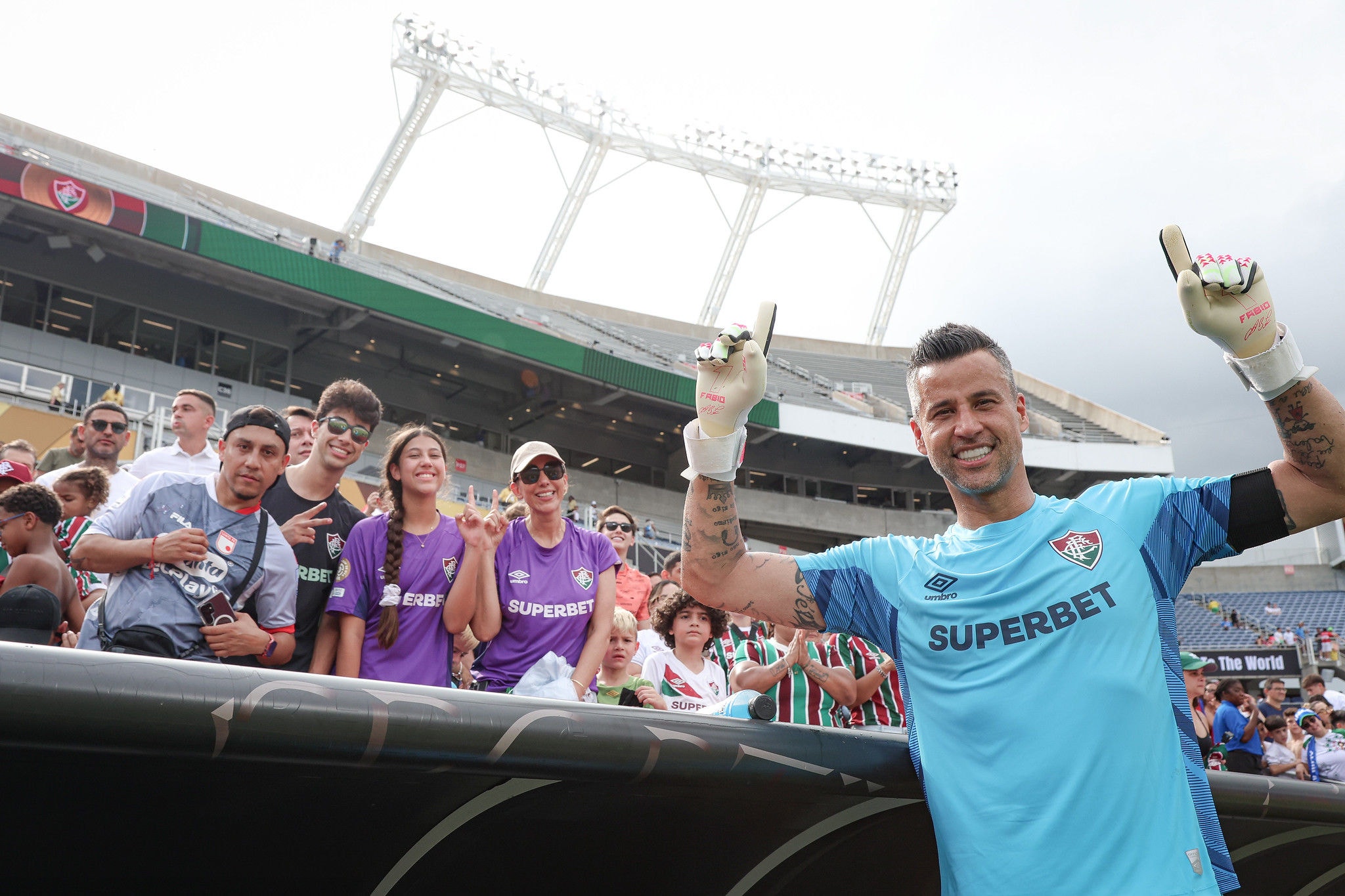 Fábio ao lado de sua família após classificação do Fluminense à semifinal do Mundial de Clubes