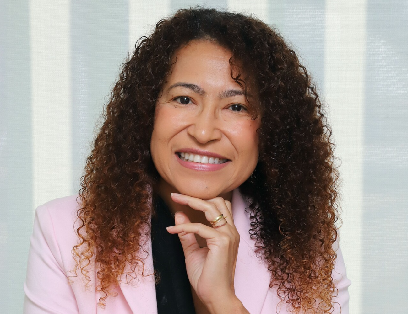 A jornalista Márcia Maria Cruz lança segunda edição de 'Morro do Papagaio'