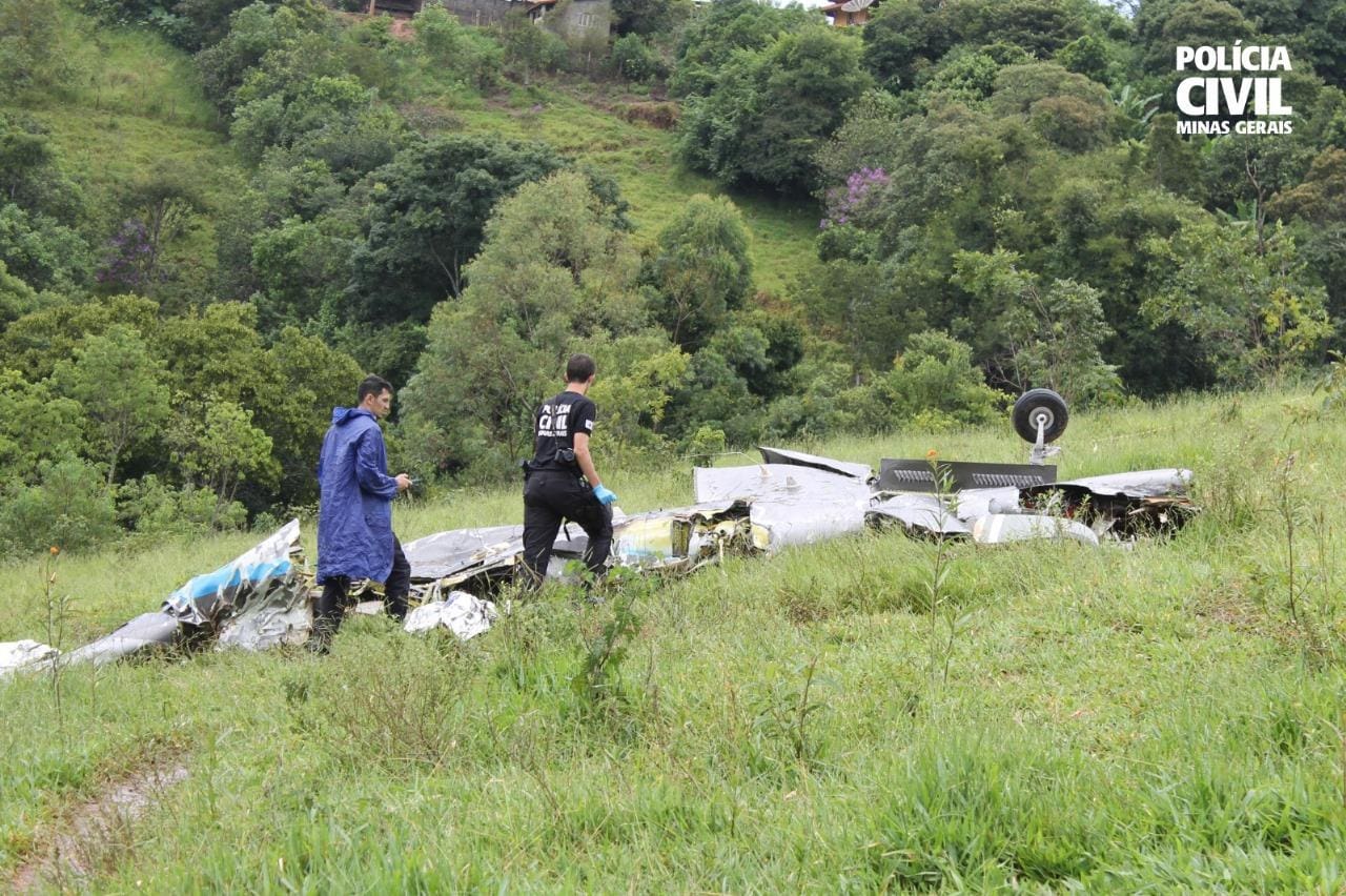 Perícia da Polícia Civil e do Cenipa realizam trabalhos no local da queda do avião
