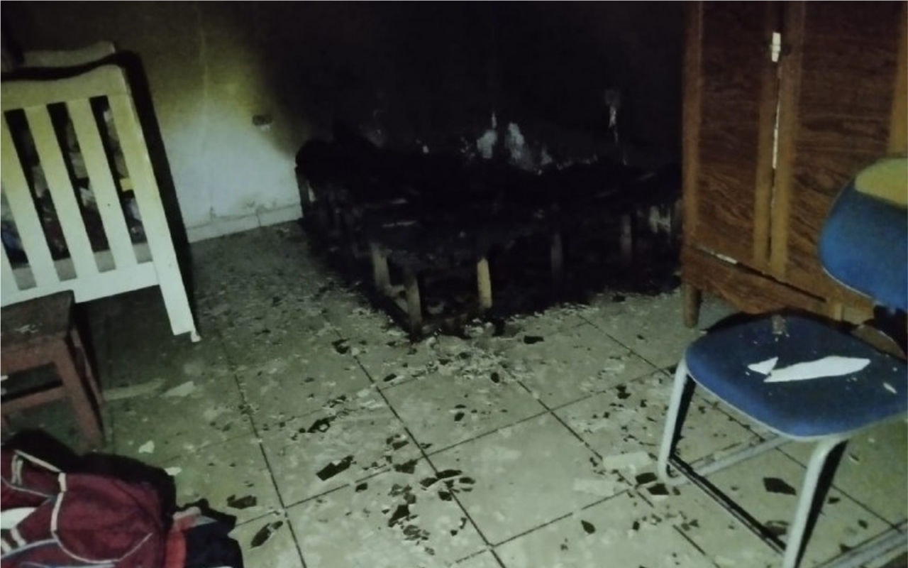 Chamas destruíram alguns móveis da casa